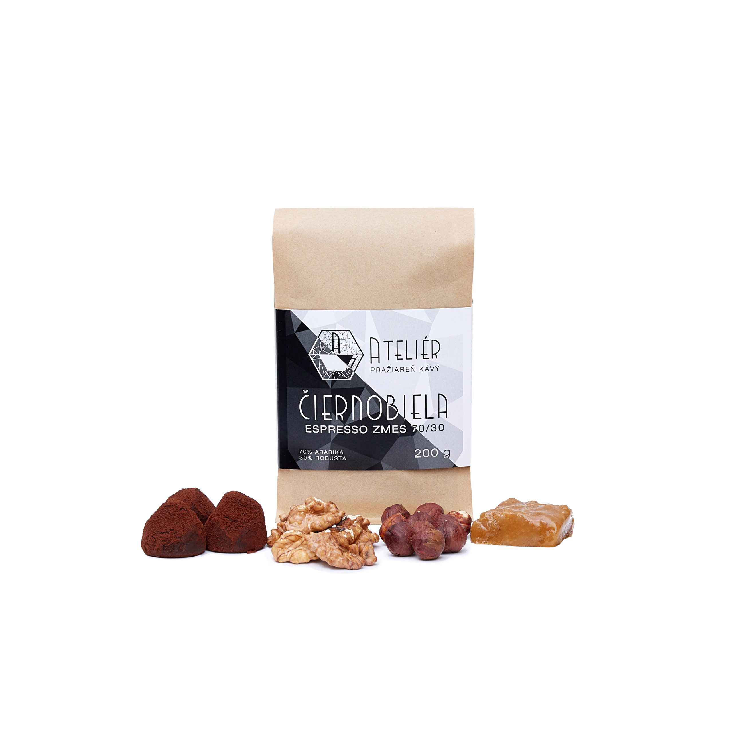 Atelierkava ciernobiela